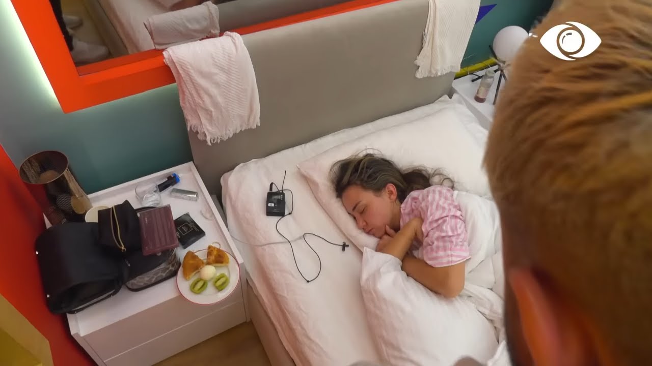 Luizi i çon mëngjesin në krevat Kiarës