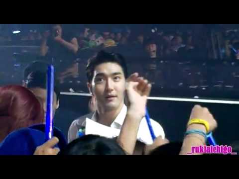[fancam] 120318 SS4 Bangkok - Siwon Kiss Lucky Fan's Hand