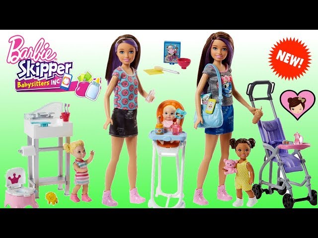 Vídeo relacionado con Barbie Skipper Babysitters Inc., Conjunto de Juego con muñeca Morena, niña pequeña Morena, bañera y 6 Accesorios, Incluido un Patito de Goma, JJB43