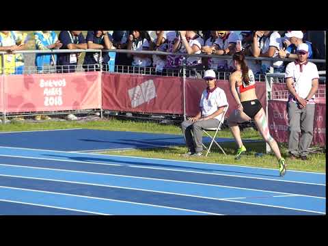 Molnár Janka térdelőrajtból kifutása a 400 m-es síkfutás rajtja előtt