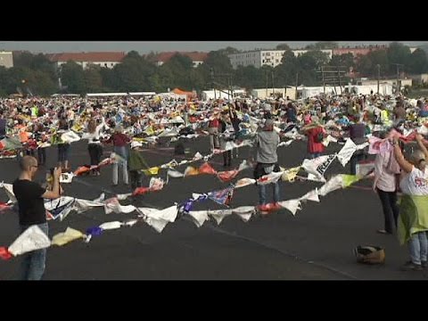 Protesta a Berlino contro i sacchetti di plastica