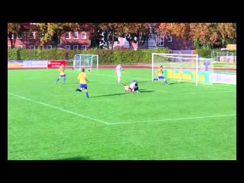 Enock Maguru (VfL Germania Leer) trifft im Spiel gegen den TuS Weener zum 3:3