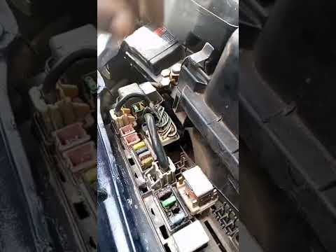 Toyota Corolla fuse replacement