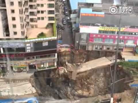 Метростанция в Китай рухна под земята