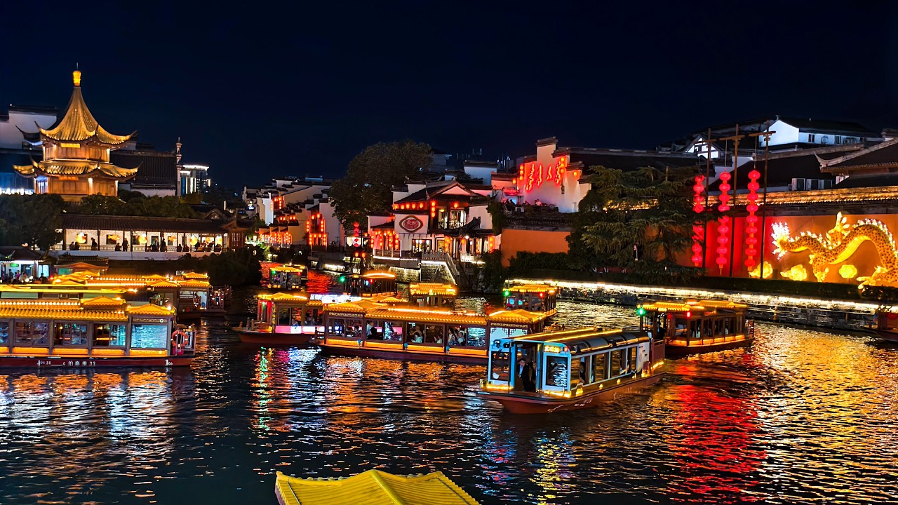 Líderes de medios de más de 50 países disfrutan de un paseo nocturno por el río Qinhuai de Nanjing