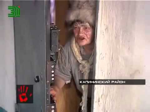 Ебанутая бабка обливает всех мочой с говном!