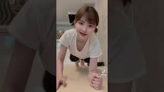 深田えいみの巨乳ストレッチ