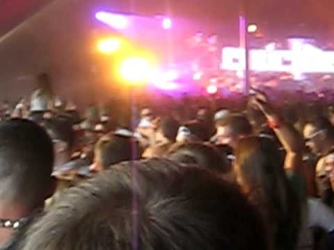 Chuckie drops Usher feat. Wil.i.am - OMG (ALVARO Remix) into Prodigy - The Omen