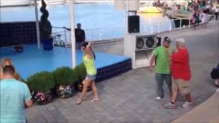 Jongens vechten om een dansend meisje Guys Fight Over Dancing Girl