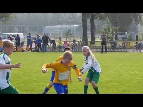 VSC E1 probeert druk te zetten maar Woudrichem verdedigt goed.