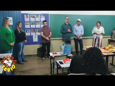 Prefeito Ayres visita a sala de aula do Via - Rápido Curso de enfeites para Eventos.