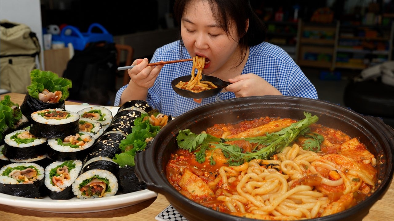 투다리st 김치우동과 삼겹살 김밥 먹방🍜야밤에 먹어서 더 맛있네요🤤MUKBANG