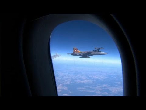 An Bord eines NATO-Flugzeugs während eines Manövers