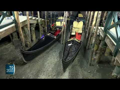 Super bassa marea a Venezia. Canali in secca