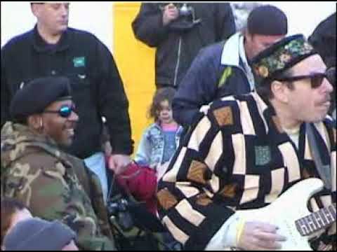 Ronnie Earl performing a slow blues in the crowd!