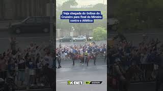 VEJA CHEGADA DO ÔNIBUS DO CRUZEIRO PARA FINAL DO MINEIRO CONTRA O ATLÉTICO