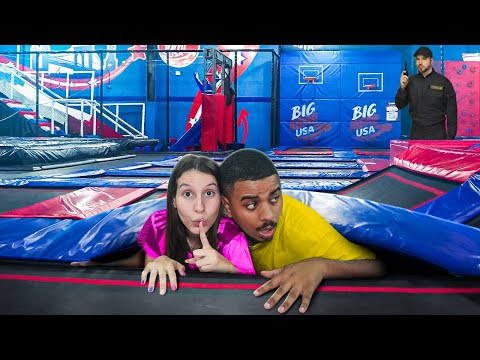 WE SPENT THE NIGHT AT A TRAMPOLINE PARK WITHOUT BEING SEEN BY ANYONE!