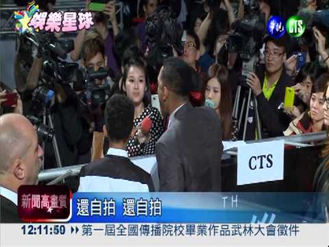 簽名.握手不設限 史密斯父子親民