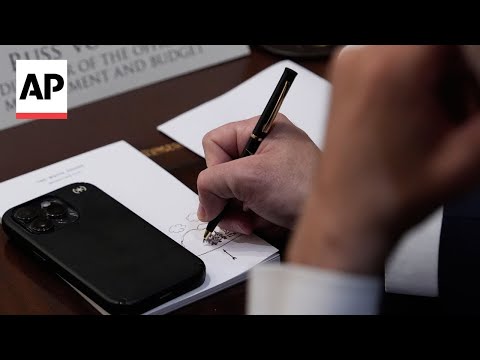 Video | Doodling and drowsiness highlight Trump’s two-hour Cabinet meeting