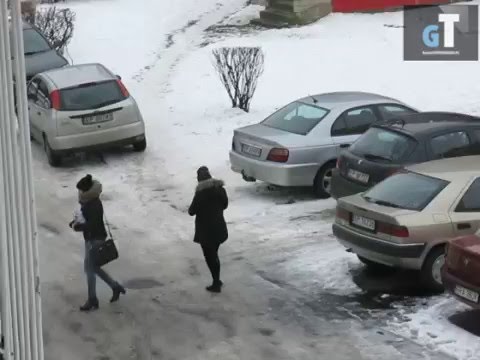 Wolontariusze kradną kasę z puszki.
