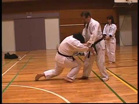 空手の型　三戦の中割れによる３人崩し