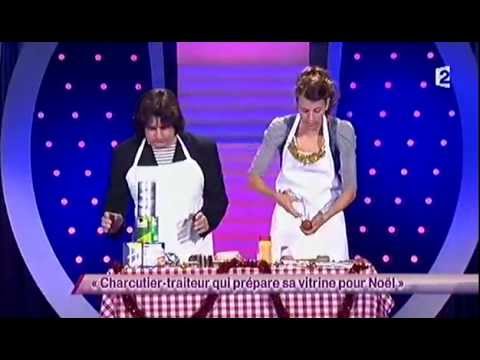 Babass [43] Charcutier-traiteur qui prépare sa vitrine pour Noël #ONDAR