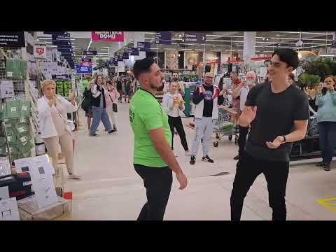Wojciech i Adam  Kaczmarek  - Flash mob -   Kapitalnie zaśpiewali  "Toreador " w Leroy Merlin