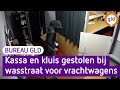 Man jat geld terwijl personeel aan het werk is