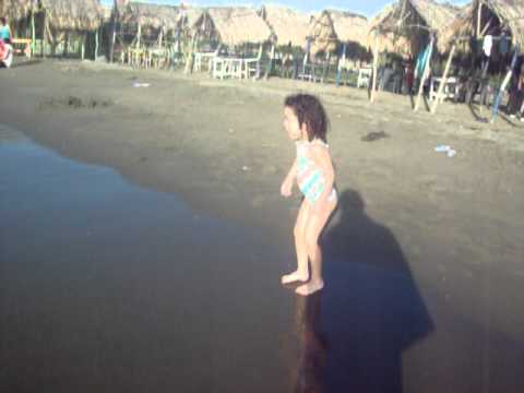 anasofia jugando en la playa