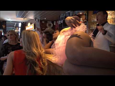 Clipopnames Sammy Baker & Bart Anneessens Cops - "Minirokje"