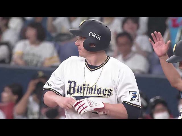 【5回裏】強烈な打球はグラブを弾く!! バファローズ・シュウィンデル 2点差に迫るタイムリーヒット!!  2023年5月12日 オリックス・バファローズ 対 福岡ソフトバンクホークス