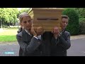 Maaike (26) draagt de hele zomer doodskisten - RTL NIEUWS