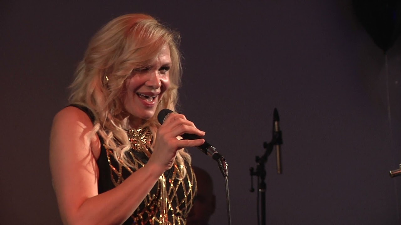 Anna Jacyszyn - Goldfinger