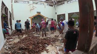 Anak-anak ikut membersihkan masjid