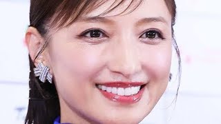 奇跡の53歳 フリーアナが全身白コーデ 誕生日迎えて花束手に笑顔 ハマってる ドラマ告白