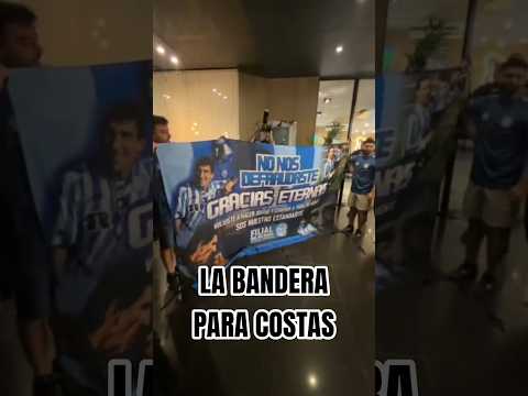 La bandera que le dedicó la Filial de Racing en Santiago del Estero a Gustavo Costas