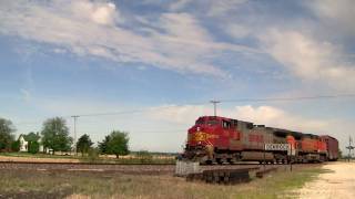 preview picture of video 'BNSF 706 East Warbonnet Around the Curve at Denrock, Illinois on 5-6-2010'