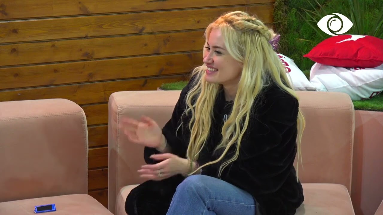 Ka pëlqim ndaj teje/ Dea bisedon me vajzat