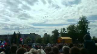 preview picture of video 'Бутурлиновка 9 мая, су 34 над площадью'