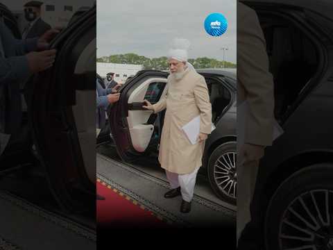 Hazrat Mirza Masroor Ahmad (aba) arrives for the concluding session of Jalsa Salana UK 2025