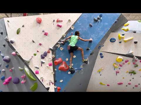 Black "v1" at Memphis Rox