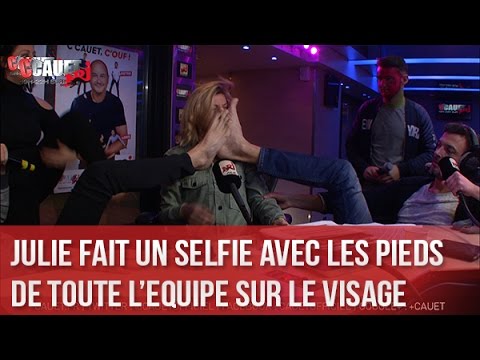 Julie takes a selfie with the entire team's feet on her face - C'Cauet on NRJ