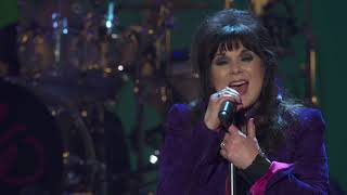 Ann Wilson of Heart Performs Alone (Live)