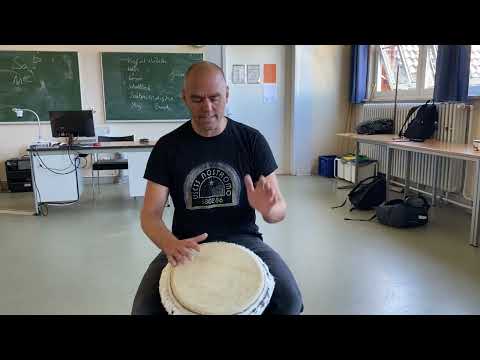 Zweite DJEMBESTIMME Kpanlogo - auf der Trommel und auf den Beinen ￼