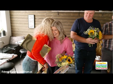 Sandra fikar med glada vinnare i Torsby - Postkodlotteriet