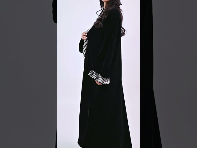 عباية مخمل بتطريز بيج وفضي