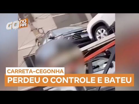 Carreta-cegonha colide com poste e causa estragos em Rio Verde (GO)