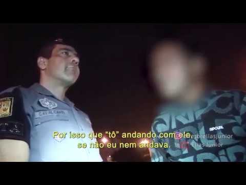 SGT Cavalcanti de ROTA "trocando uma ideia" com os abordados.