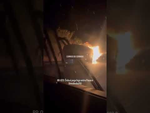 BR-020: Ônibus pega fogo entre Posse e Simolândia/GO