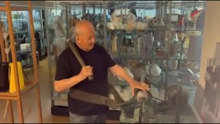 Alberto Alessi mostra come funziona un tornio di un secolo fa